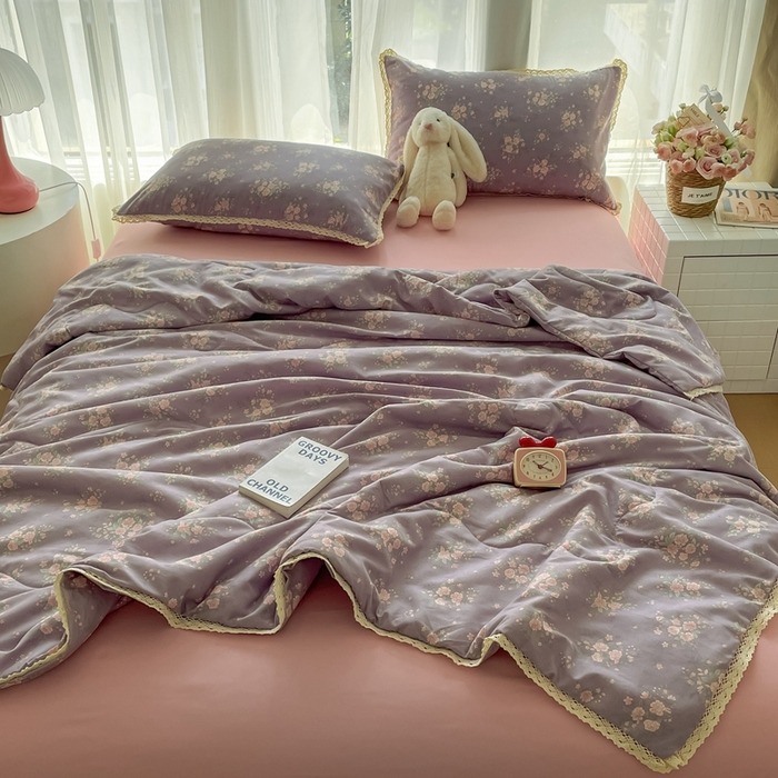 91家纺网 家纺一手货源 找家纺 一比一 2025新款针织双层纱镂空花边夏被四件套 豆蔻年华