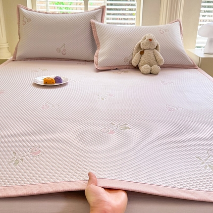 91家纺网 家纺一手货源 找家纺 丝印良品 2025新款A类提花凉感豆豆复合凉席套件 提花豆豆-樱桃