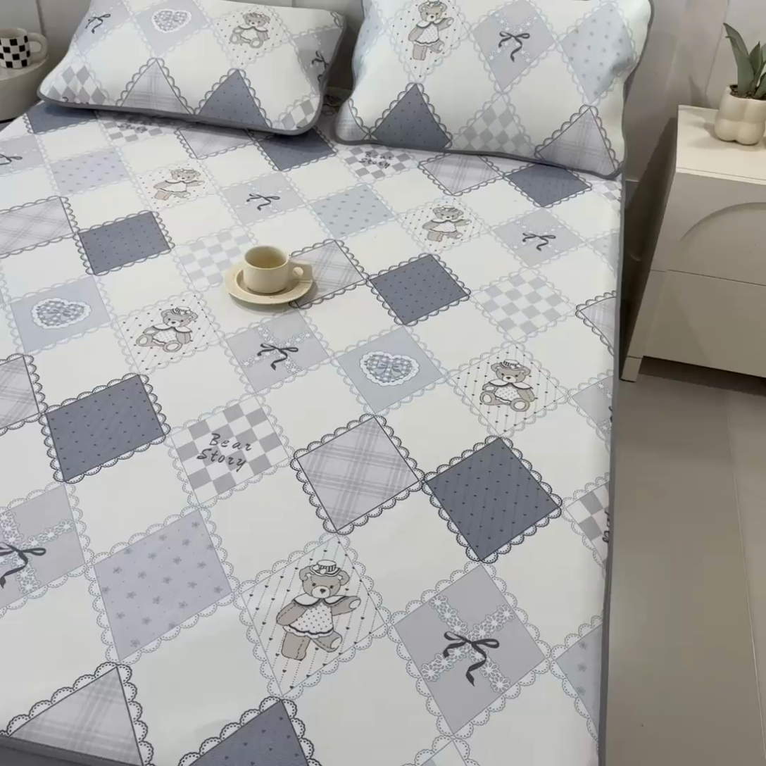 91家纺网 家纺一手货源 找家纺 2025年新款600D丝滑冰丝凉席-床笠款 灵心小熊