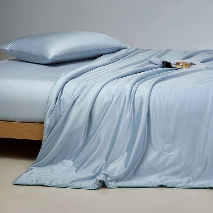 91家纺网 家纺一手货源 找家纺 莱福仕家纺 2025新款A类莹丝流光蚕丝系列夏被 晴苍蓝