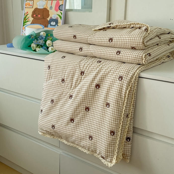 91家纺网 家纺一手货源 找家纺 一比一 2025新款针织双层纱镂空花边夏被四件套 格子小熊