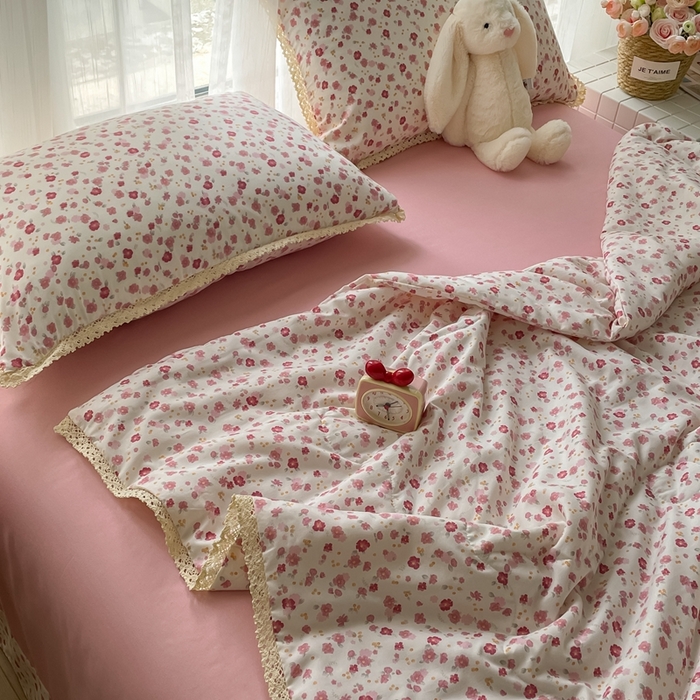 91家纺网 家纺一手货源 找家纺 一比一 2025新款针织双层纱镂空花边夏被四件套 花语粉