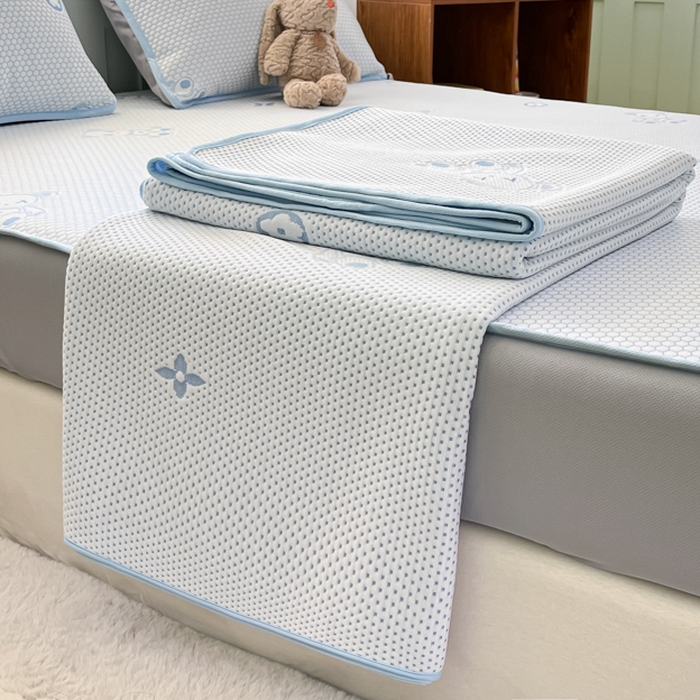 91家纺网 家纺一手货源 找家纺 绘萱家居 2025爆款冰凉豆豆凉席夏被四件套三件套床笠款冰丝软席子 暴力熊-蓝