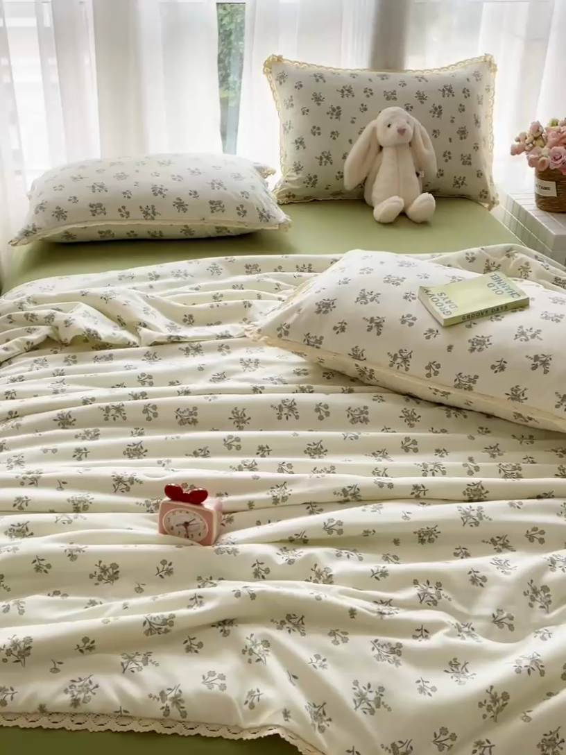 91家纺网 家纺一手货源 找家纺 一比一 2025新款针织双层纱镂空花边夏被四件套 浮生若梦