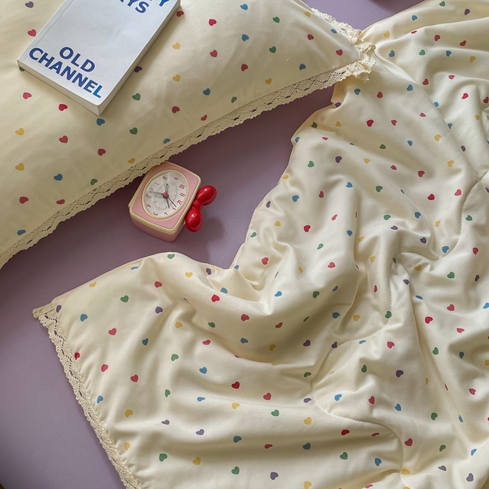 91家纺网 家纺一手货源 找家纺 一比一 2025新款针织双层纱镂空花边夏被四件套 彩色心心