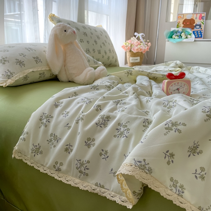 91家纺网 家纺一手货源 找家纺 一比一 2025新款针织双层纱镂空花边夏被四件套 浮生若梦