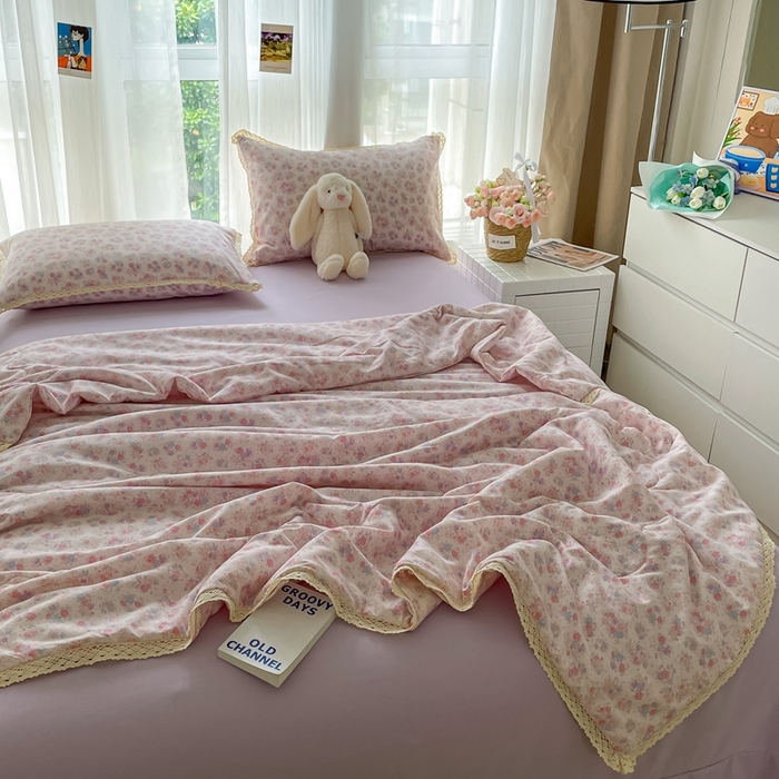 91家纺网 家纺一手货源 找家纺 一比一 2025新款针织双层纱镂空花边夏被四件套 繁花