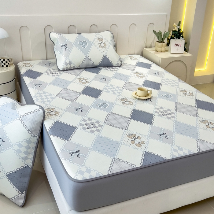 91家纺网 家纺一手货源 找家纺 2025年新款600D丝滑冰丝凉席-床笠款 灵心小熊