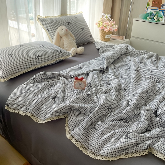 91家纺网 家纺一手货源 找家纺 一比一 2025新款针织双层纱镂空花边夏被四件套 格子蝴蝶结