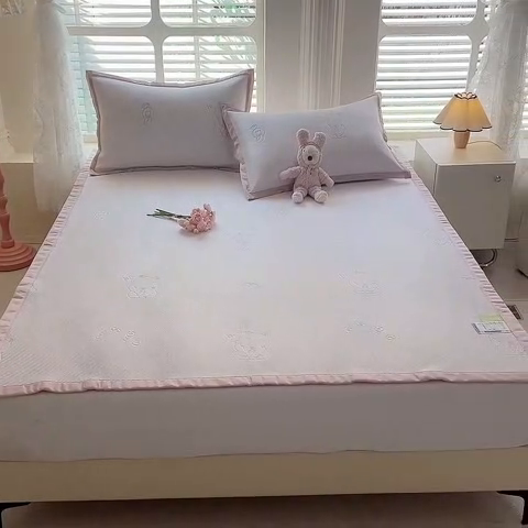 91家纺网 家纺一手货源 找家纺 绒世界 2025新款A类提花凉感豆豆复合凉席套件 提花豆豆-招财猫