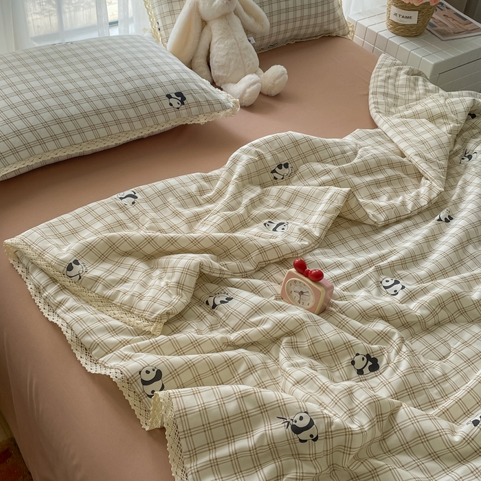 91家纺网 家纺一手货源 找家纺 一比一 2025新款针织双层纱镂空花边夏被四件套 格纹熊猫