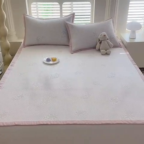 91家纺网 家纺一手货源 找家纺 绒世界 2025新款A类提花凉感豆豆复合凉席套件 提花豆豆-草莓