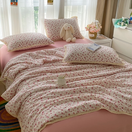一比一 2025新款针织双层纱镂空花边夏被四件套 花语粉