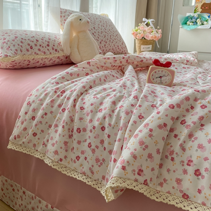 91家纺网 家纺一手货源 找家纺 一比一 2025新款针织双层纱镂空花边夏被四件套 花语粉