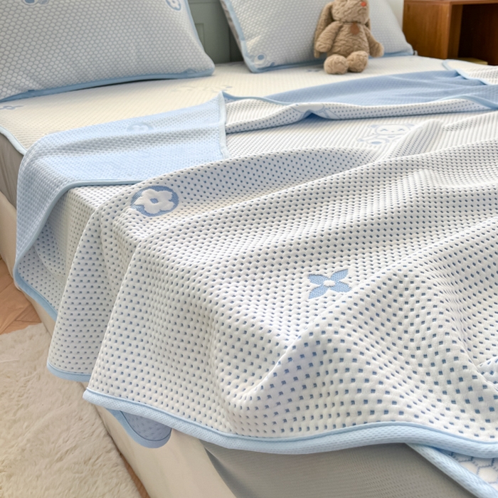 91家纺网 家纺一手货源 找家纺 绘萱家居 2025爆款冰凉豆豆凉席夏被四件套三件套床笠款冰丝软席子 暴力熊-蓝