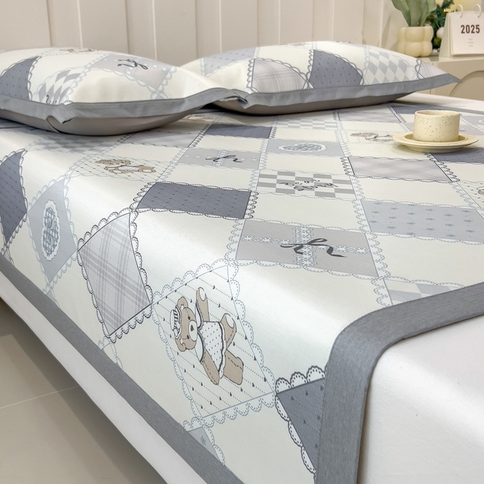 91家纺网 家纺一手货源 找家纺 倾慕家纺 2025年新款600D丝滑冰丝凉席-床席款 灵心小熊