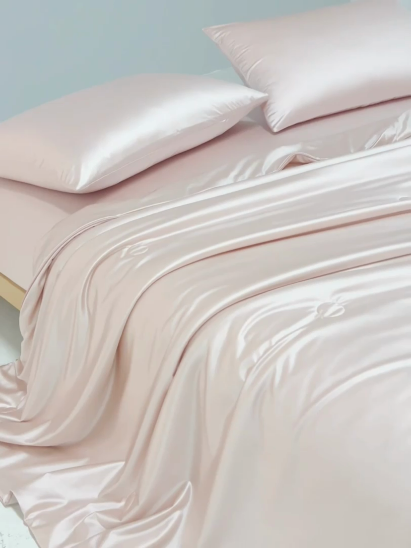 91家纺网 家纺一手货源 找家纺 莱福仕家纺 2025新款A类莹丝流光蚕丝系列夏被 莱德粉