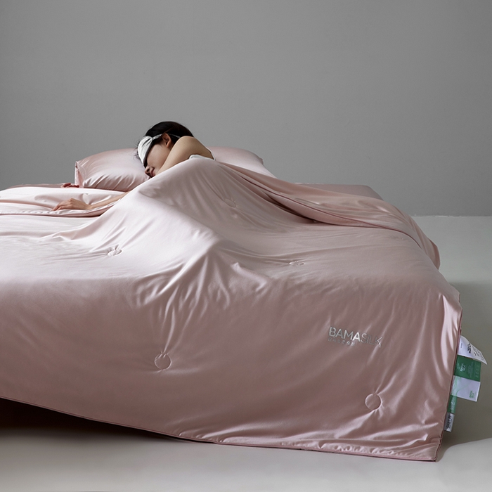 91家纺网 家纺一手货源 找家纺 莱福仕家纺 2025新款A类莹丝流光蚕丝系列夏被 莱德粉