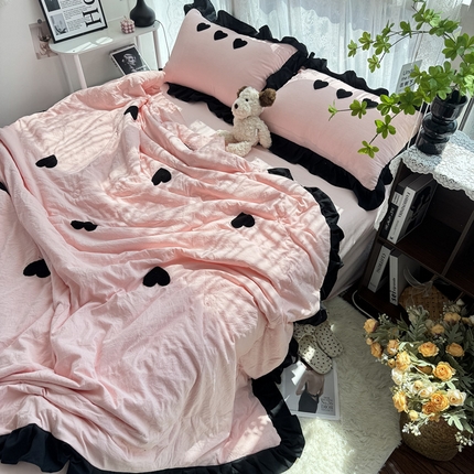 91家纺网 家纺一手货源 找家纺 2025新款毛巾绣单夏被夏被四件套 爱心-粉色