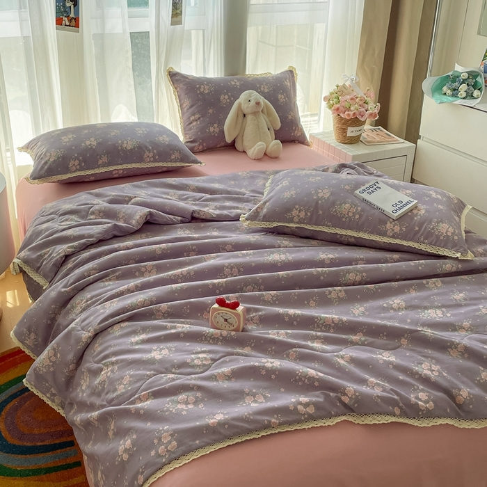 91家纺网 家纺一手货源 找家纺 一比一 2025新款针织双层纱镂空花边夏被四件套 豆蔻年华