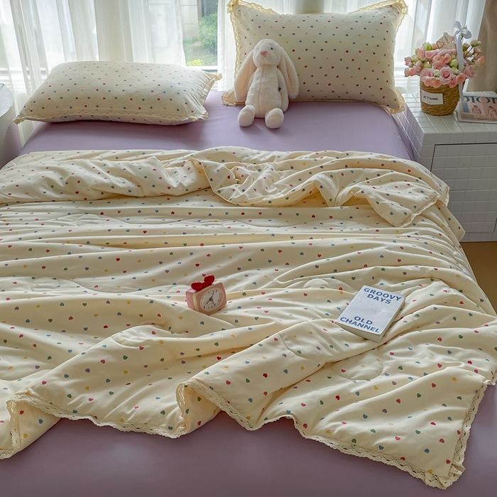 91家纺网 家纺一手货源 找家纺 一比一 2025新款针织双层纱镂空花边夏被四件套 彩色心心