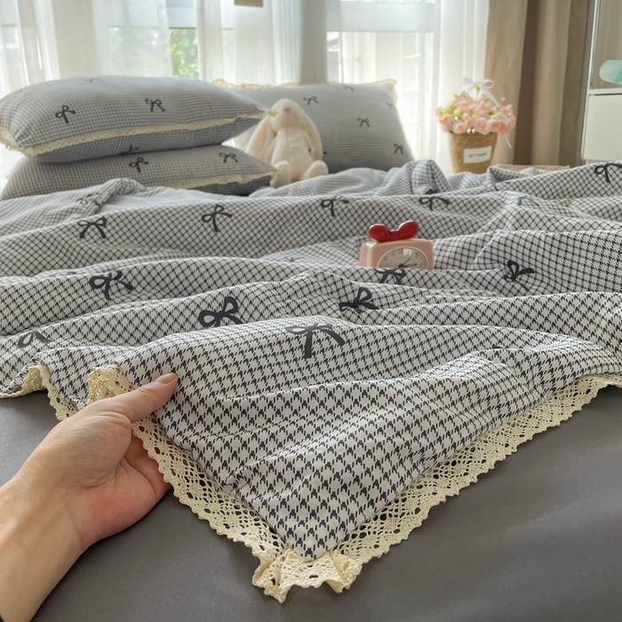 91家纺网 家纺一手货源 找家纺 一比一 2025新款针织双层纱镂空花边夏被四件套 格子蝴蝶结
