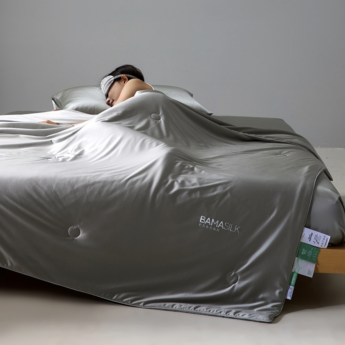 91家纺网 家纺一手货源 找家纺 莱福仕家纺 2025新款A类莹丝流光蚕丝系列夏被 慕尼灰