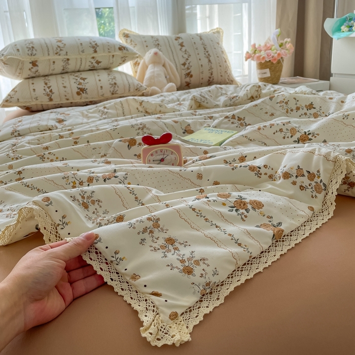 91家纺网 家纺一手货源 找家纺 一比一 2025新款针织双层纱镂空花边夏被四件套 复古玫瑰