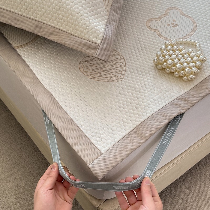 91家纺网 家纺一手货源 找家纺 绒世界 2025新款A类提花凉感豆豆复合凉席套件 提花豆豆-小熊