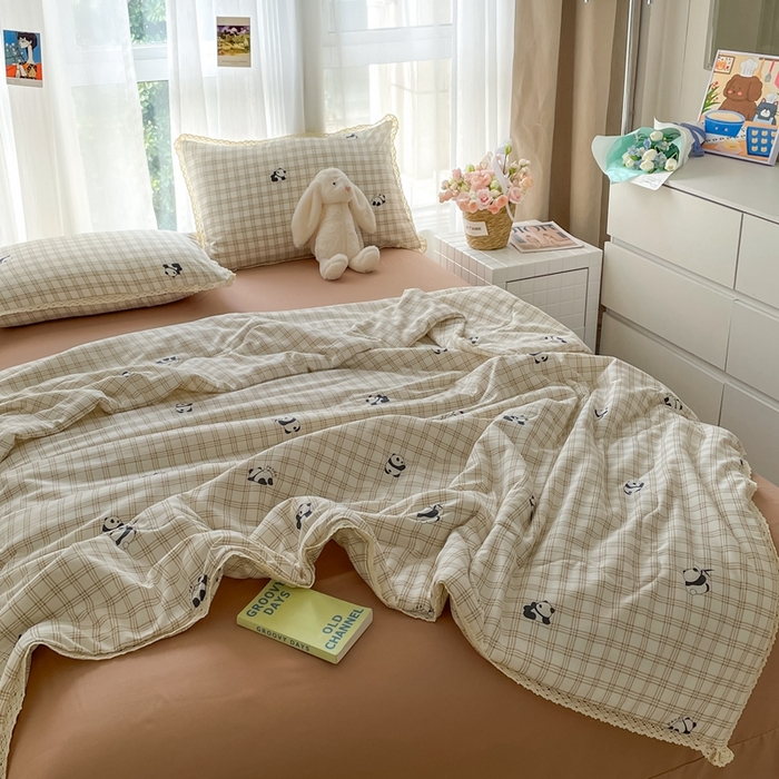 91家纺网 家纺一手货源 找家纺 一比一 2025新款针织双层纱镂空花边夏被四件套 格纹熊猫