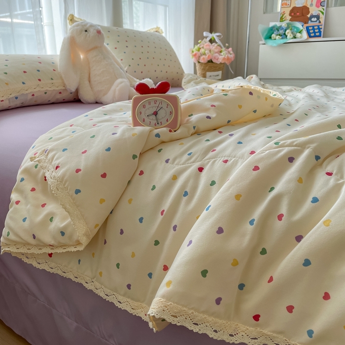 91家纺网 家纺一手货源 找家纺 一比一 2025新款针织双层纱镂空花边夏被四件套 彩色心心