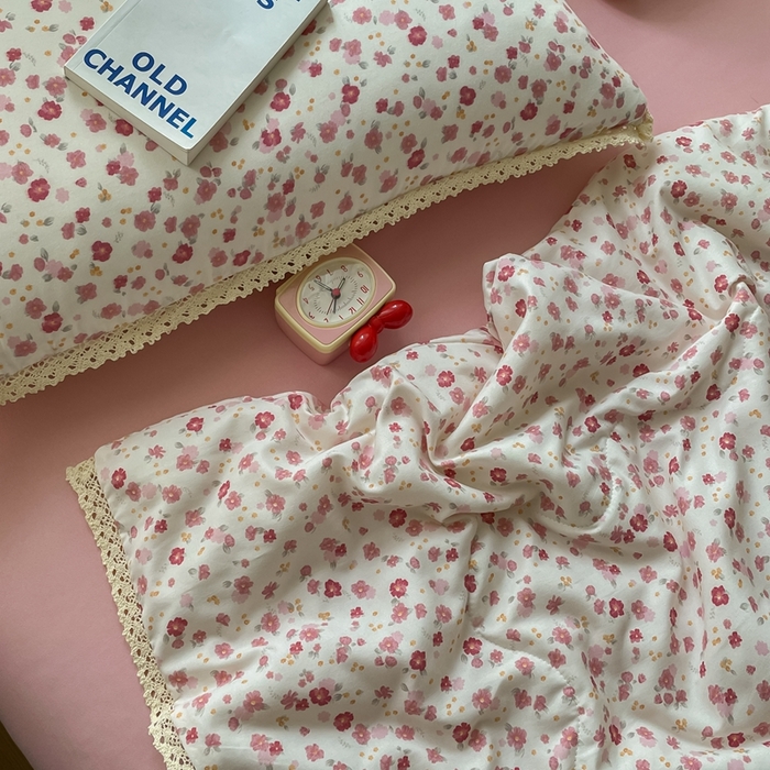 91家纺网 家纺一手货源 找家纺 一比一 2025新款针织双层纱镂空花边夏被四件套 花语粉