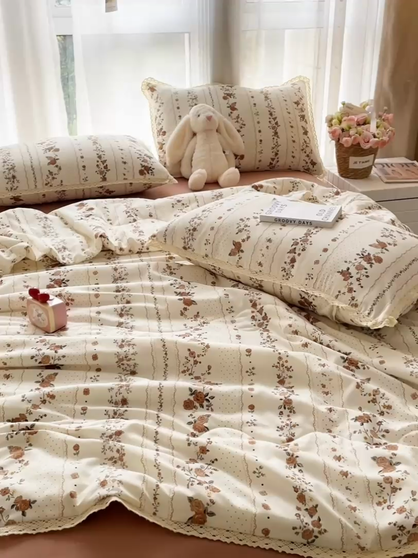 91家纺网 家纺一手货源 找家纺 一比一 2025新款针织双层纱镂空花边夏被四件套 复古玫瑰