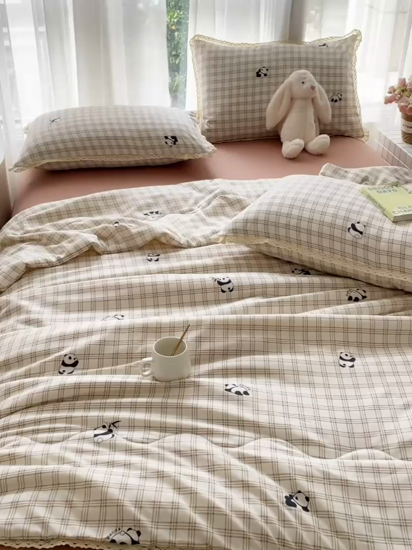 91家纺网 家纺一手货源 找家纺 一比一 2025新款针织双层纱镂空花边夏被四件套 格纹熊猫