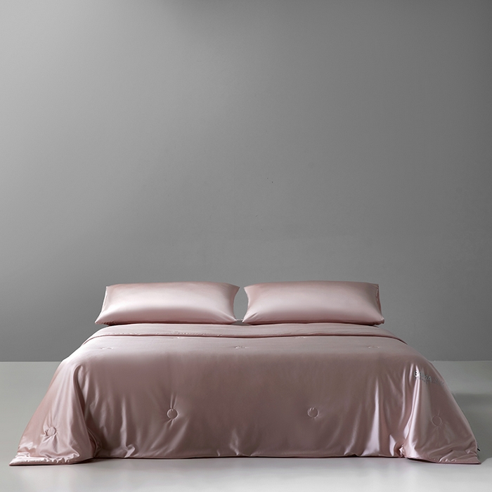 91家纺网 家纺一手货源 找家纺 莱福仕家纺 2025新款A类莹丝流光蚕丝系列夏被 莱德粉