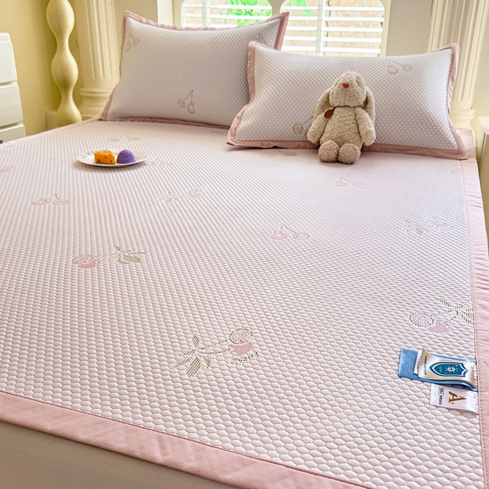 91家纺网 家纺一手货源 找家纺 绒世界 2025新款A类提花凉感豆豆复合凉席套件 提花豆豆-樱桃