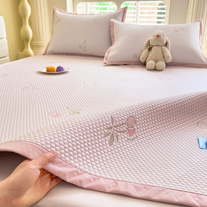 91家纺网 家纺一手货源 找家纺 绒世界 2025新款A类提花凉感豆豆复合凉席套件 提花豆豆-樱桃