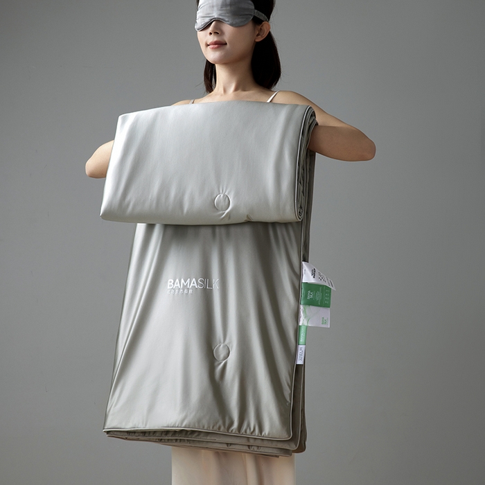 91家纺网 家纺一手货源 找家纺 莱福仕家纺 2025新款A类莹丝流光蚕丝系列夏被 慕尼灰