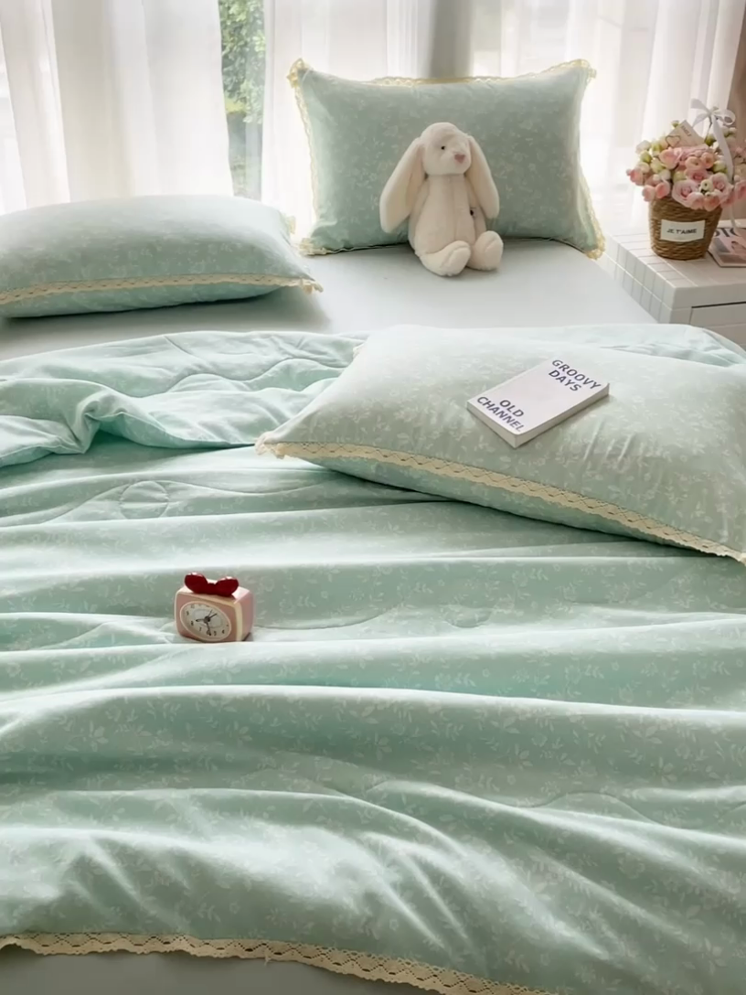 91家纺网 家纺一手货源 找家纺 一比一 2025新款针织双层纱镂空花边夏被四件套 冰心兰