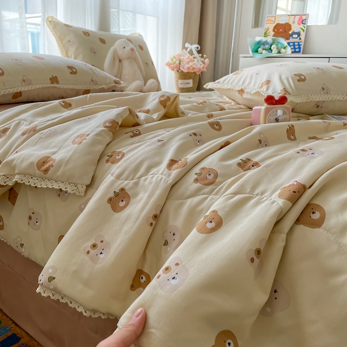 91家纺网 家纺一手货源 找家纺 一比一 2025新款针织双层纱镂空花边夏被四件套 蛋糕熊