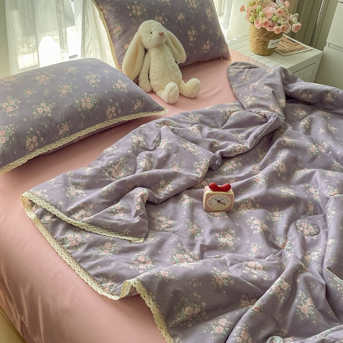 91家纺网 家纺一手货源 找家纺 一比一 2025新款针织双层纱镂空花边夏被四件套 豆蔻年华