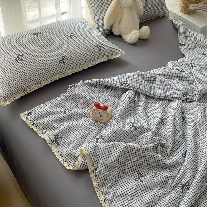 91家纺网 家纺一手货源 找家纺 一比一 2025新款针织双层纱镂空花边夏被四件套 格子蝴蝶结