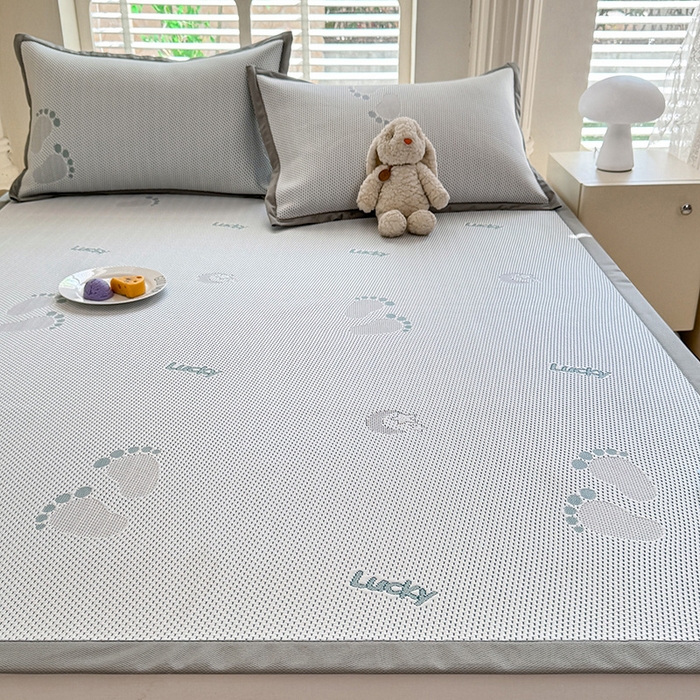 91家纺网 家纺一手货源 找家纺 绒世界 2025新款A类提花凉感豆豆复合凉席套件 提花豆豆-小脚丫