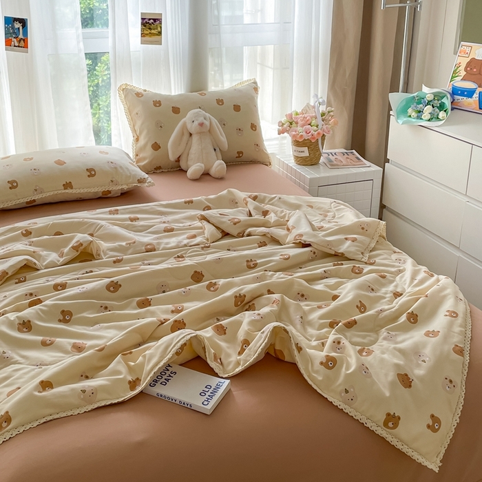 91家纺网 家纺一手货源 找家纺 一比一 2025新款针织双层纱镂空花边夏被四件套 蛋糕熊