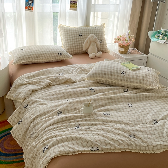 91家纺网 家纺一手货源 找家纺 一比一 2025新款针织双层纱镂空花边夏被四件套 格纹熊猫