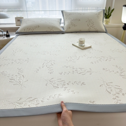 91家纺网 家纺一手货源 找家纺 倾慕家纺 2025年新款PE豆豆提花凉席花卉系列-床席款 夏日清新卡其