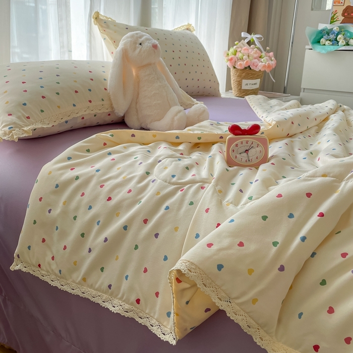 91家纺网 家纺一手货源 找家纺 一比一 2025新款针织双层纱镂空花边夏被四件套 彩色心心