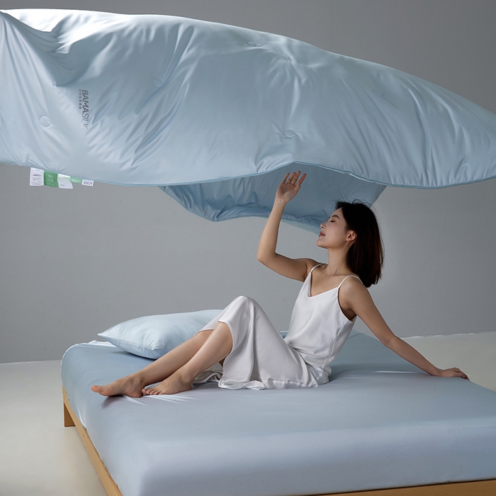 91家纺网 家纺一手货源 找家纺 莱福仕家纺 2025新款A类莹丝流光蚕丝系列夏被 晴苍蓝