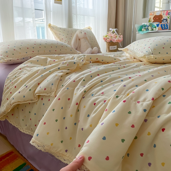 91家纺网 家纺一手货源 找家纺 一比一 2025新款针织双层纱镂空花边夏被四件套 彩色心心