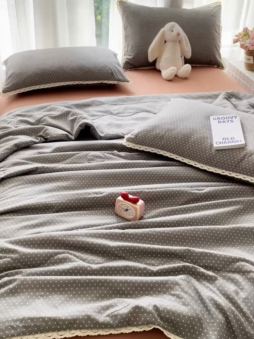 91家纺网 家纺一手货源 找家纺 一比一 2025新款针织双层纱镂空花边夏被四件套 豆蔻年华